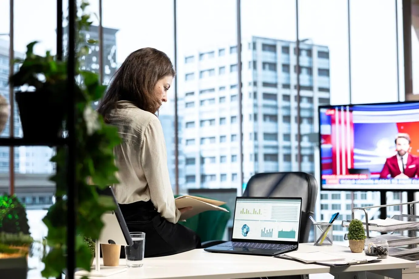 Амбициозная женщина-руководитель разрабатывает новый бизнес-план.