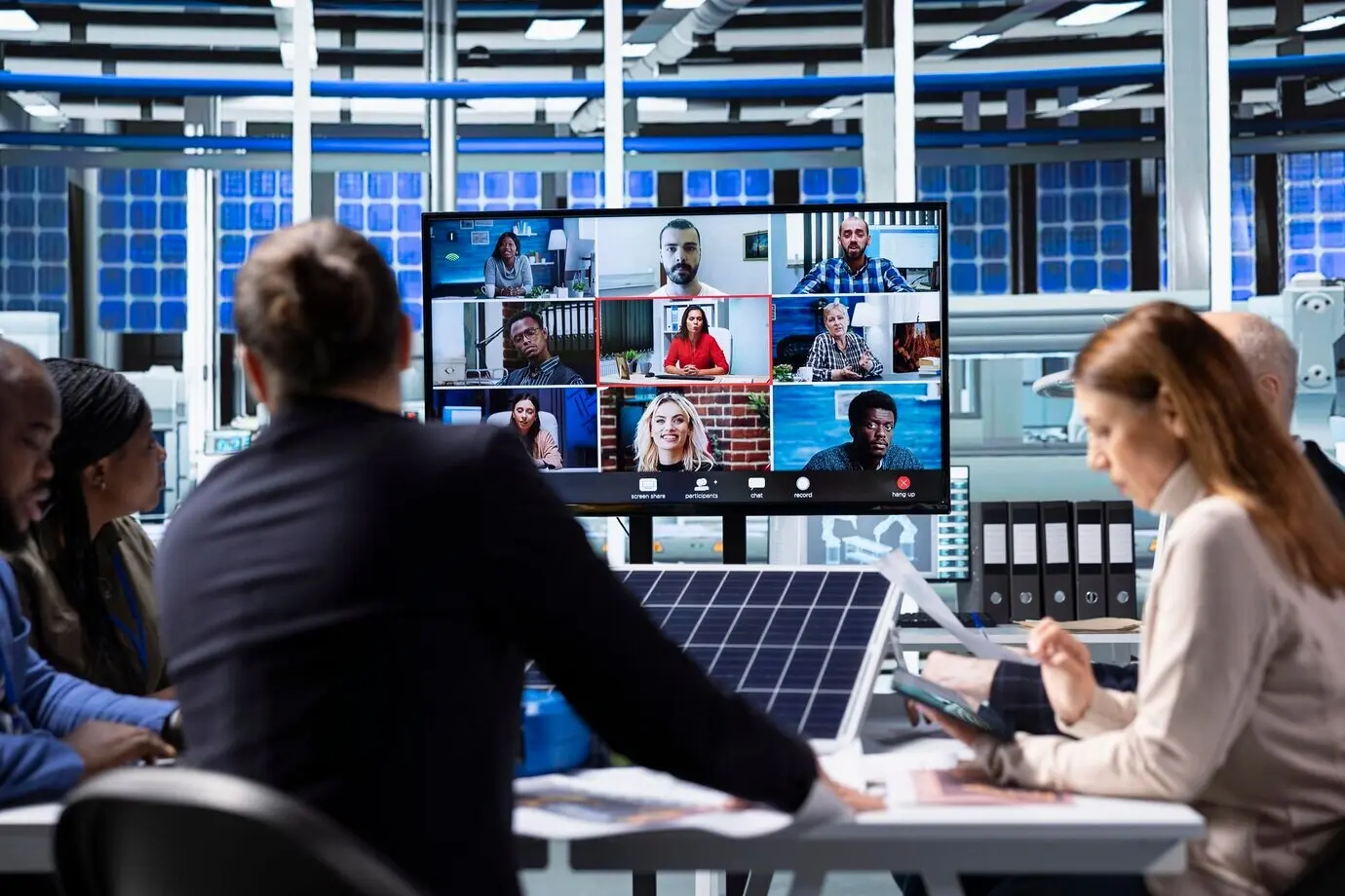 Менеджер на промышленном предприятии проводит онлайн‑видеозвонок, чтобы представить активы компании.