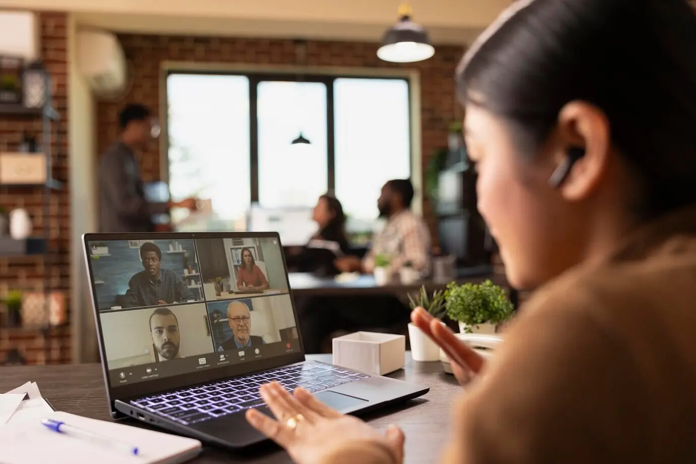 Онлайн-встреча на экране ноутбука