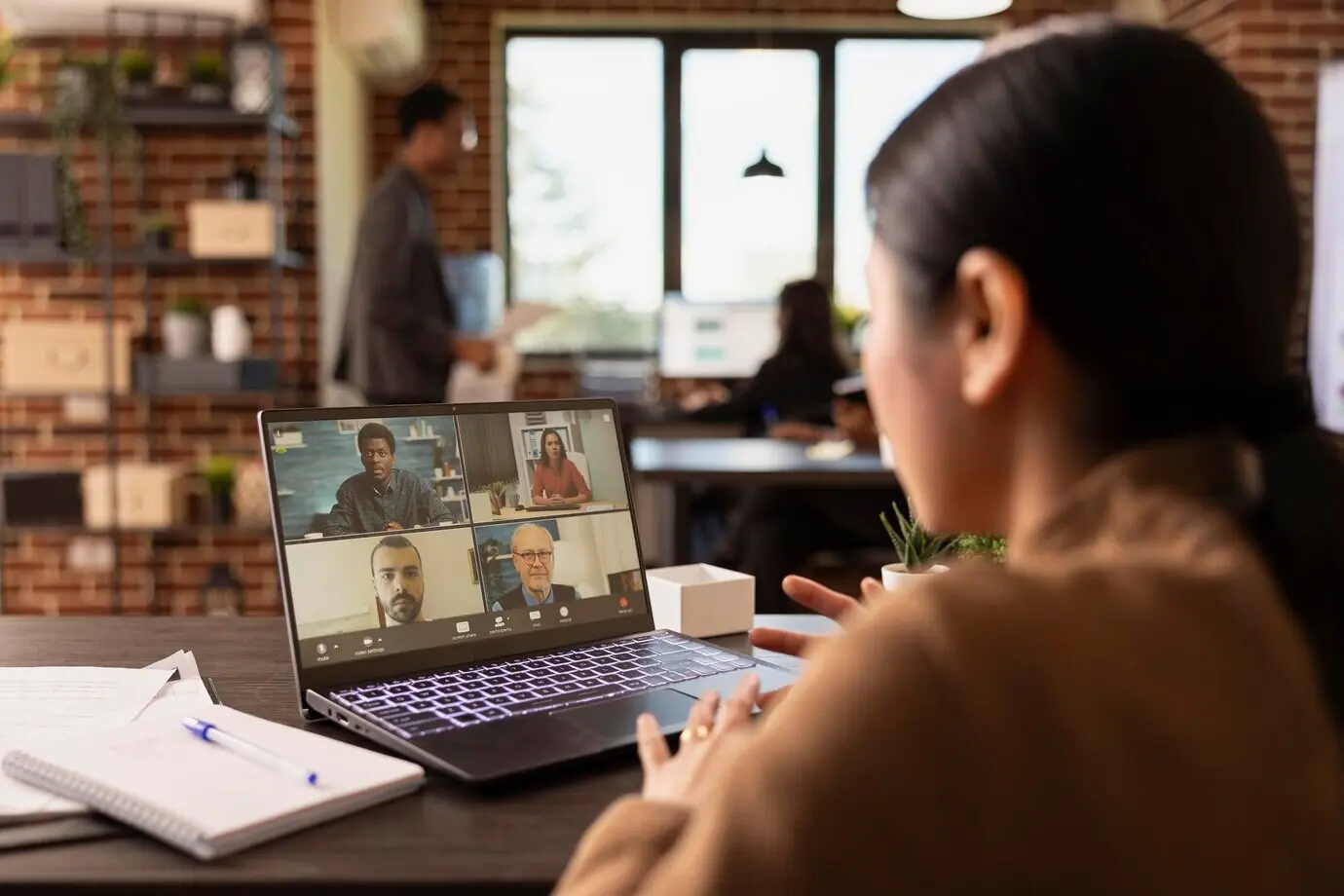 Женщина принимает участие в виртуальной встрече с ноутбука.