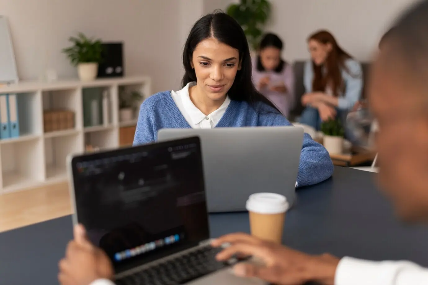 Люди, практикующие социальную интеграцию в рабочем пространстве.