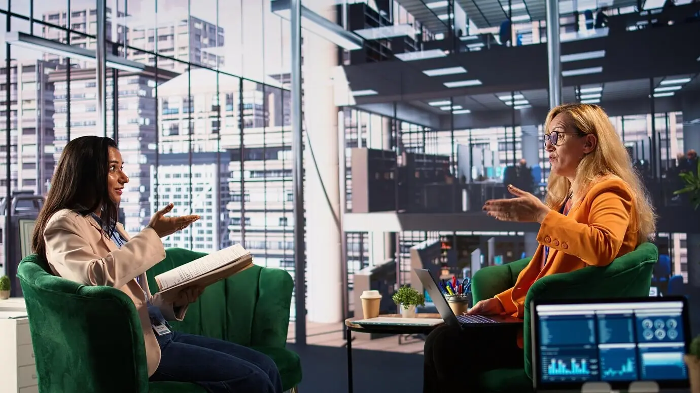 Группа бизнес-директоров встречается для оценки метрик эффективности сотрудников.